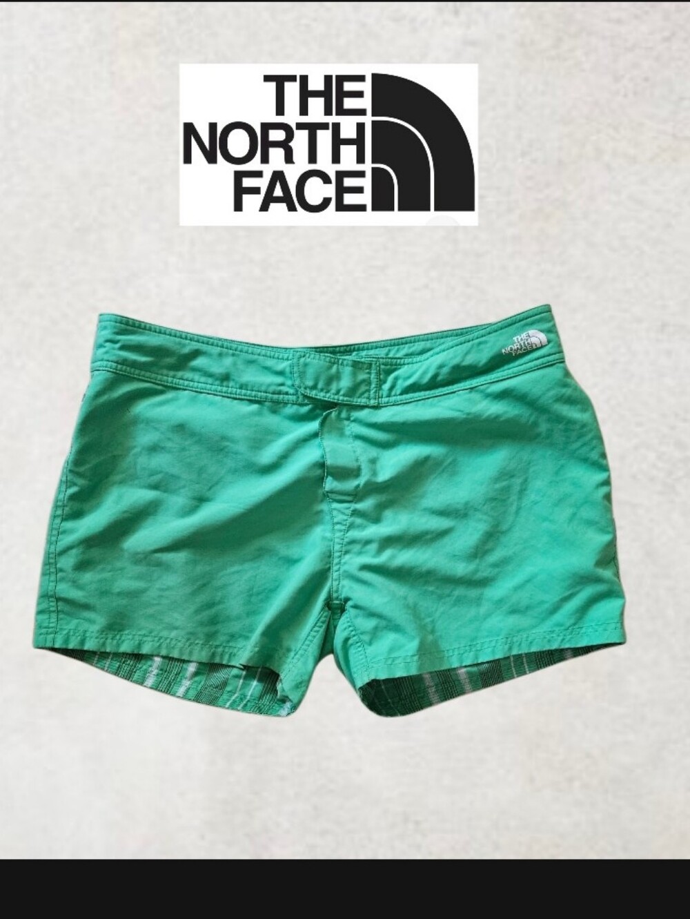 Women Size 16The North Face Reversible Plaid Green shorts 4" inseam